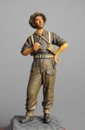 S2KW030 - British soldier smoking